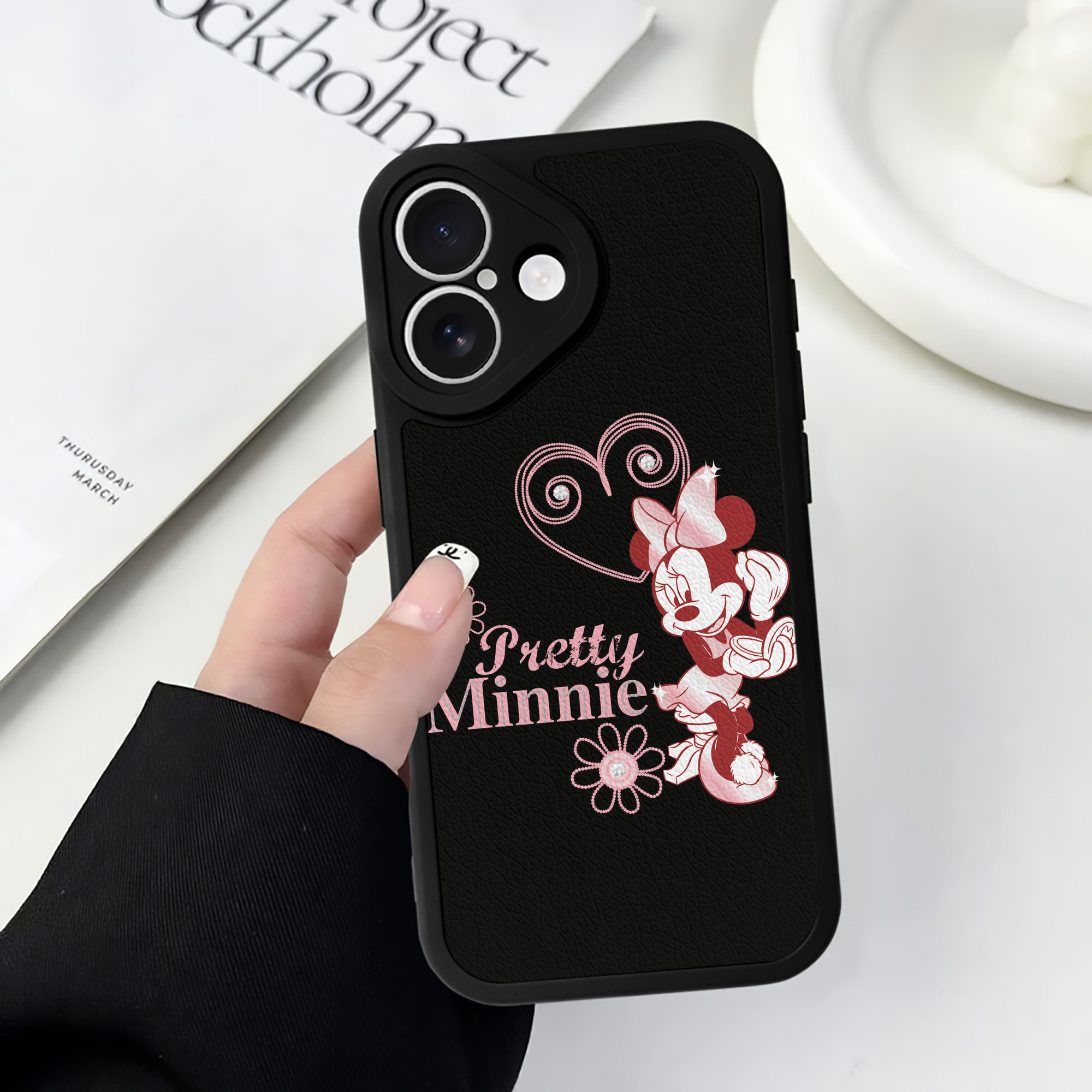 （画像用） ミッキーマウス Mickey Mouse 【iPhone 16シリーズ対応】シリコンスマホケース（レザー調） 材質：シリコン